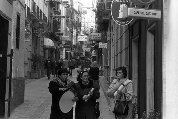 El emblemático edificio del Café del gato, en la calle San Matías, se somete ya a rehabilitación para volver a darle uso.