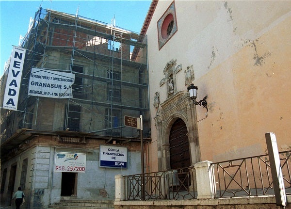 El emblemático edificio del Café del gato, en la calle San Matías, se somete ya a rehabilitación para volver a darle uso.