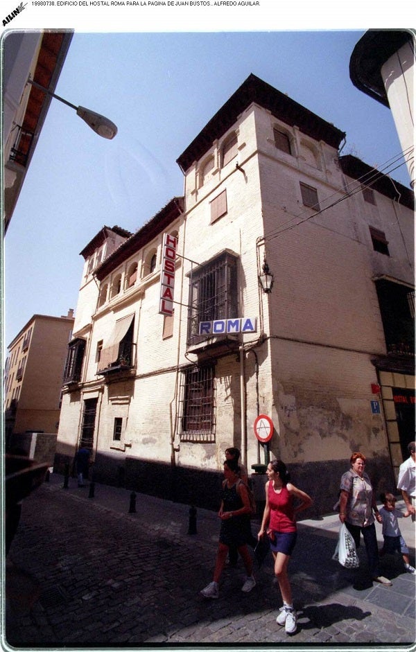 El emblemático edificio del Café del gato, en la calle San Matías, se somete ya a rehabilitación para volver a darle uso.