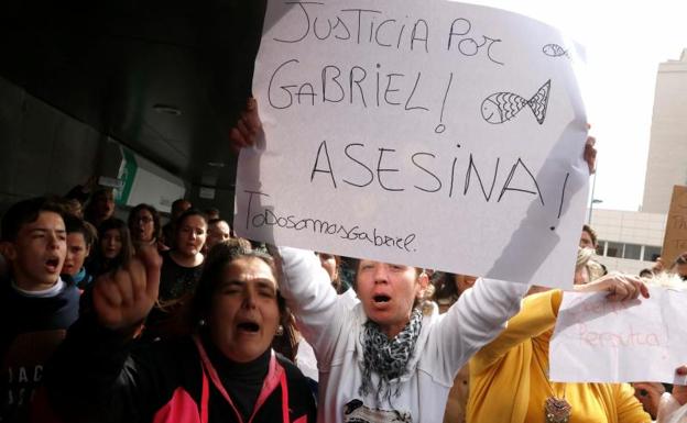 Protesta al paso del furgón policial que traslada a Ana Julia tras declarar ante el juez.