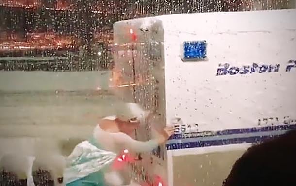 "Fue increíble": Elsa de Frozen sale al rescate de una furgoneta atrapada