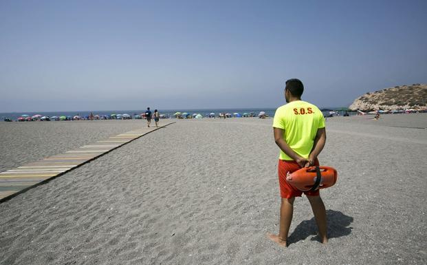 Un socorrista en una playa de Salobreña