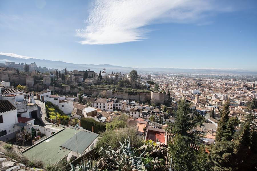 Las zonas altas de la capital son unos de los lugares preferidos de los turistas para descubrir en todo su explendor la belleza que entraña cada rincón del territorio nazarí