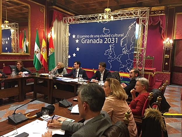 Un momento de la reunión, ayer, en el salón de Plenos.