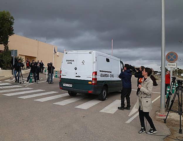 Ana Julia llega en un furgón de la Guardia Civil al centro penitenciario de El Acebuche.