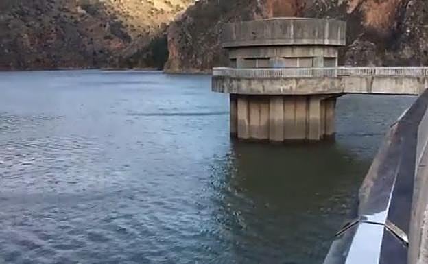 El vídeo que muestra cómo está el pantano de Quéntar tras las lluvias: obligado a soltar agua