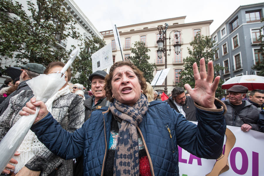 La lluvia no ha frenado a los manifestantes concentrados en la Plaza del Carmen y en Reyes Católicos