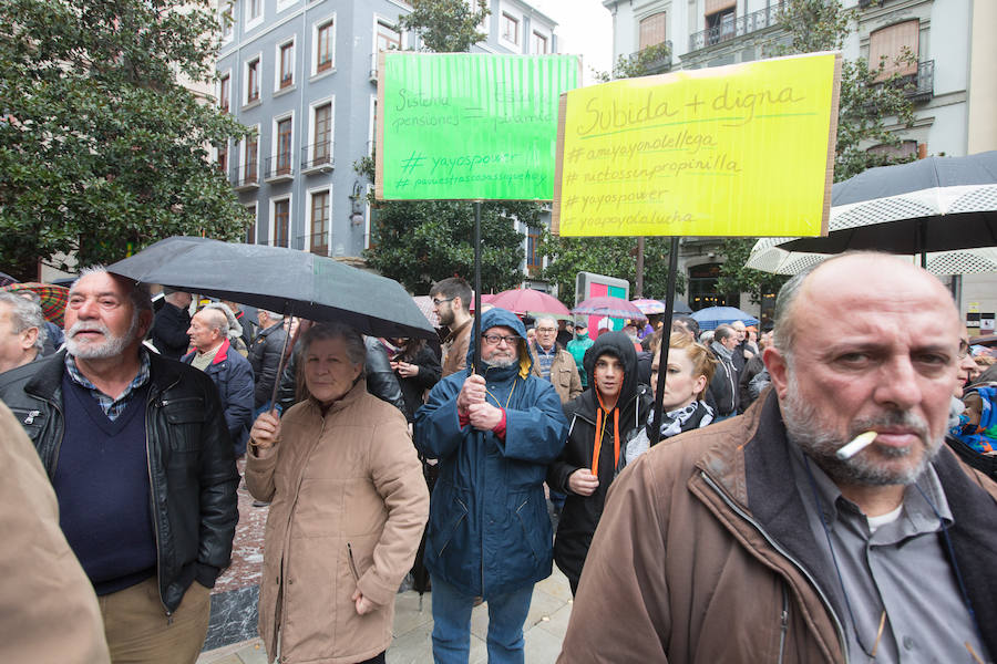 La lluvia no ha frenado a los manifestantes concentrados en la Plaza del Carmen y en Reyes Católicos