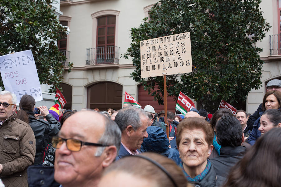 La lluvia no ha frenado a los manifestantes concentrados en la Plaza del Carmen y en Reyes Católicos