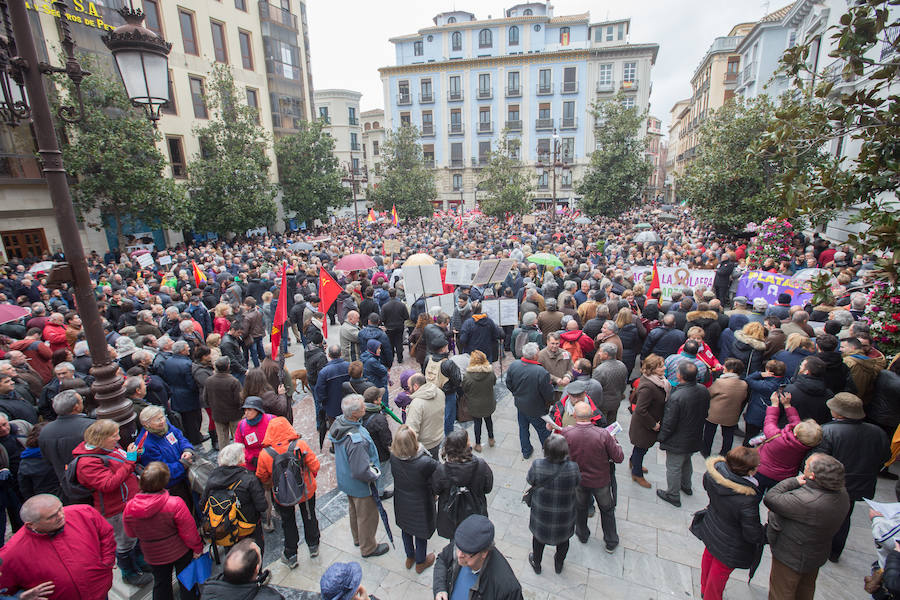 La lluvia no ha frenado a los manifestantes concentrados en la Plaza del Carmen y en Reyes Católicos