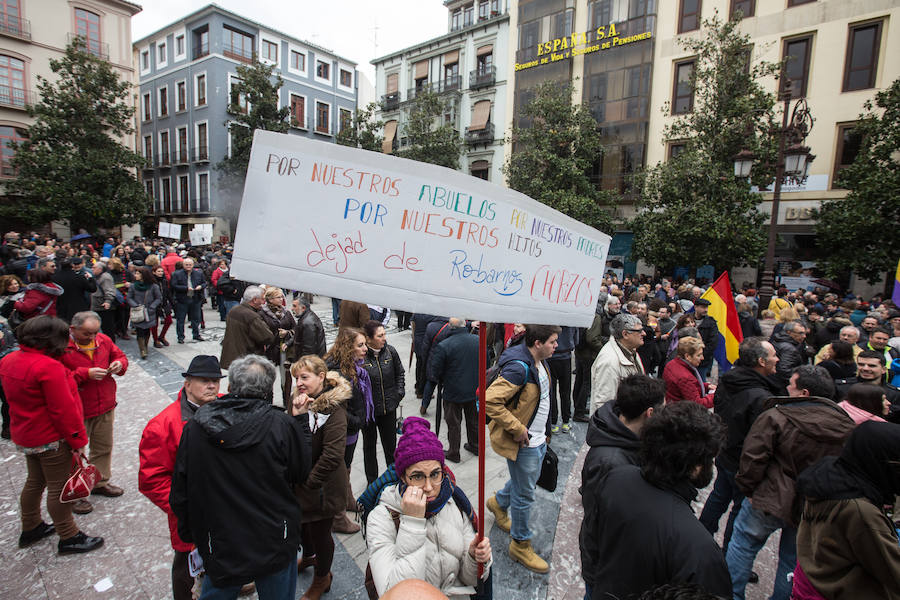 La lluvia no ha frenado a los manifestantes concentrados en la Plaza del Carmen y en Reyes Católicos