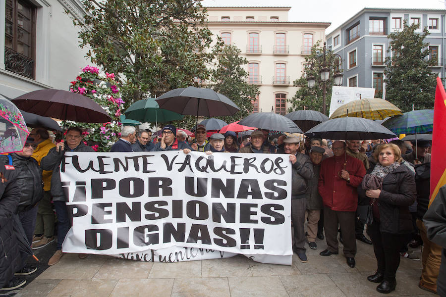 La lluvia no ha frenado a los manifestantes concentrados en la Plaza del Carmen y en Reyes Católicos