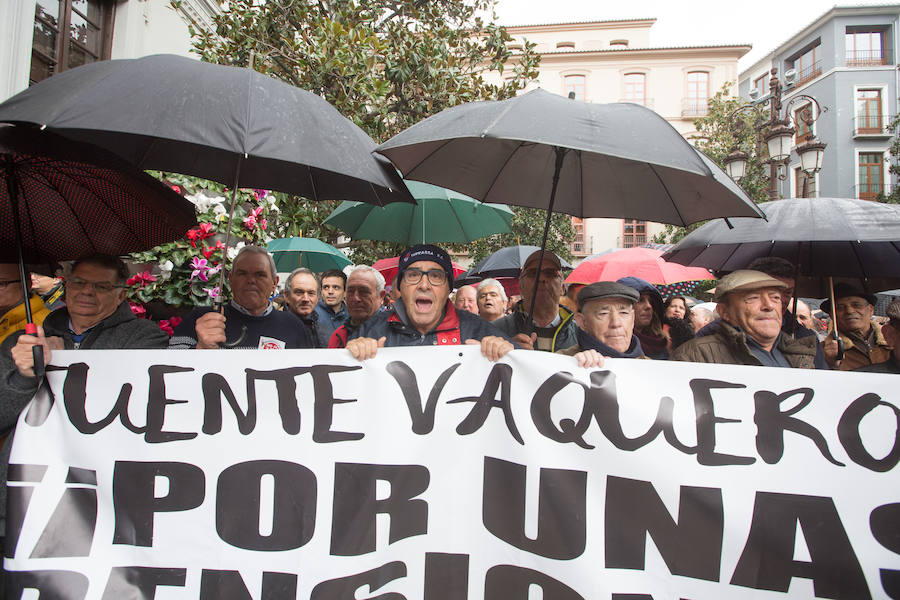 La lluvia no ha frenado a los manifestantes concentrados en la Plaza del Carmen y en Reyes Católicos