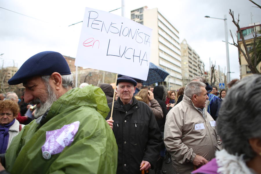 Decenas de personas se han concentrado en la plaza de las Batallas por unas pagas “dignas” y subidas reales más allá del 0,25%