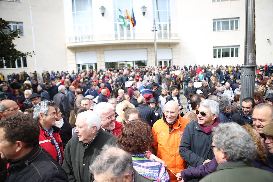 Decenas de personas se han concentrado en la plaza de las Batallas por unas pagas “dignas” y subidas reales más allá del 0,25%