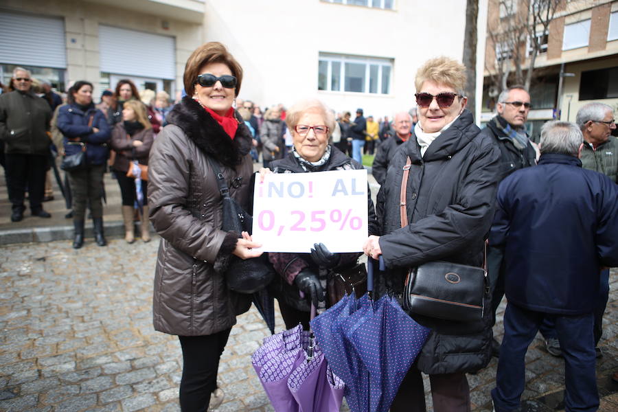 Decenas de personas se han concentrado en la plaza de las Batallas por unas pagas “dignas” y subidas reales más allá del 0,25%