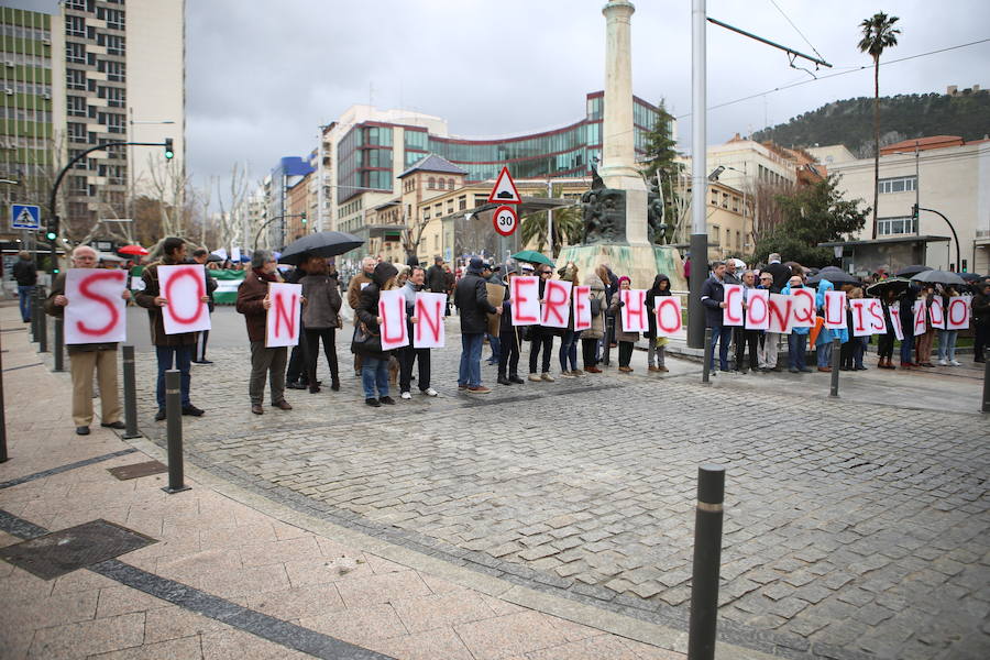 Decenas de personas se han concentrado en la plaza de las Batallas por unas pagas “dignas” y subidas reales más allá del 0,25%