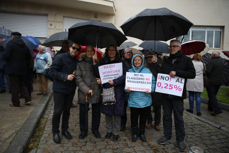 Decenas de personas se han concentrado en la plaza de las Batallas por unas pagas “dignas” y subidas reales más allá del 0,25%