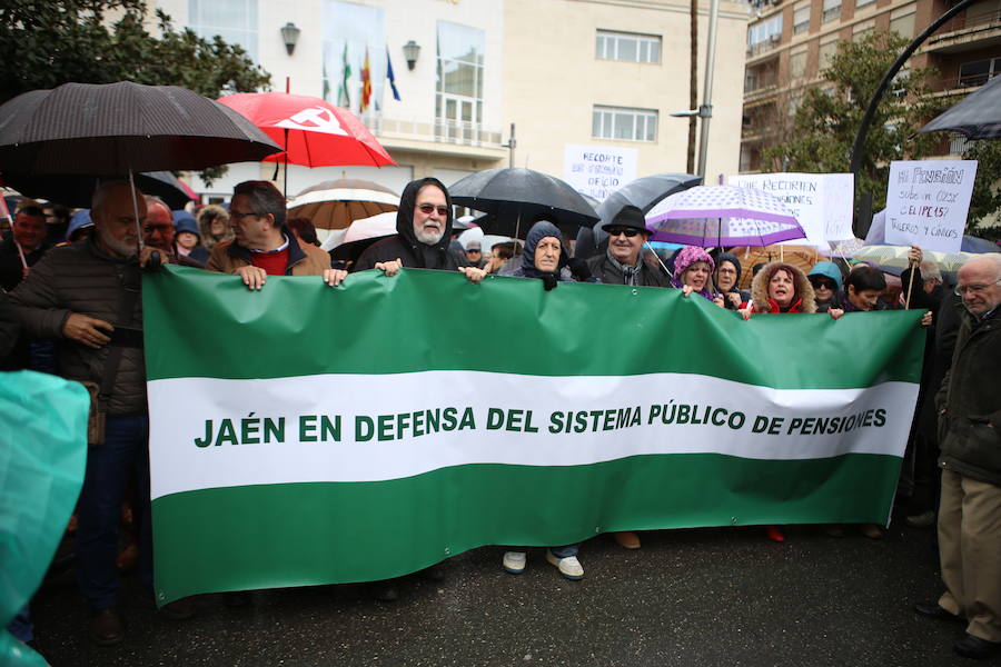 Decenas de personas se han concentrado en la plaza de las Batallas por unas pagas “dignas” y subidas reales más allá del 0,25%