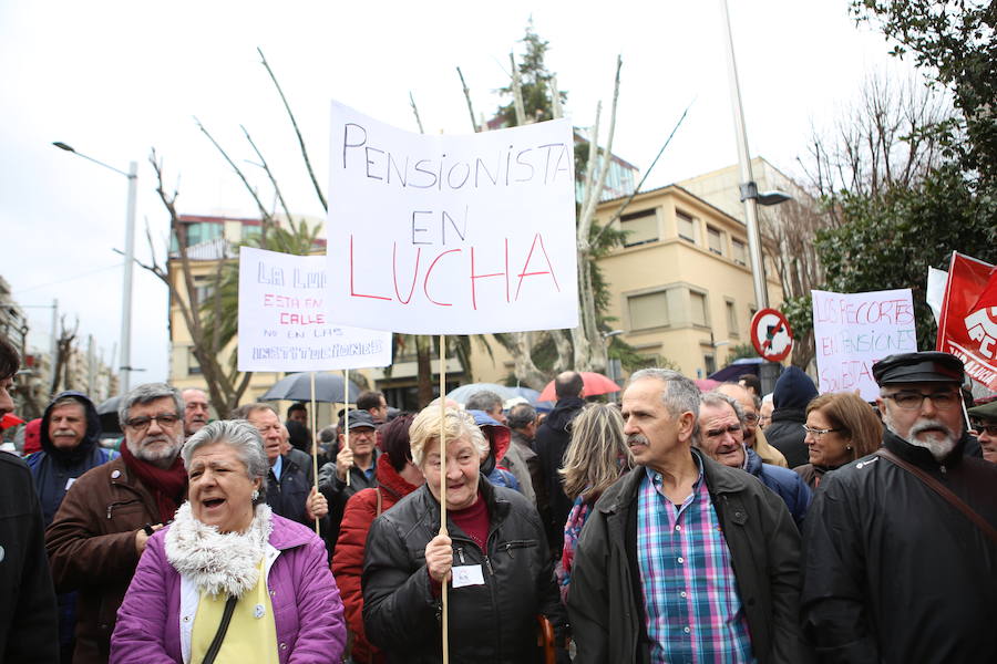 Decenas de personas se han concentrado en la plaza de las Batallas por unas pagas “dignas” y subidas reales más allá del 0,25%