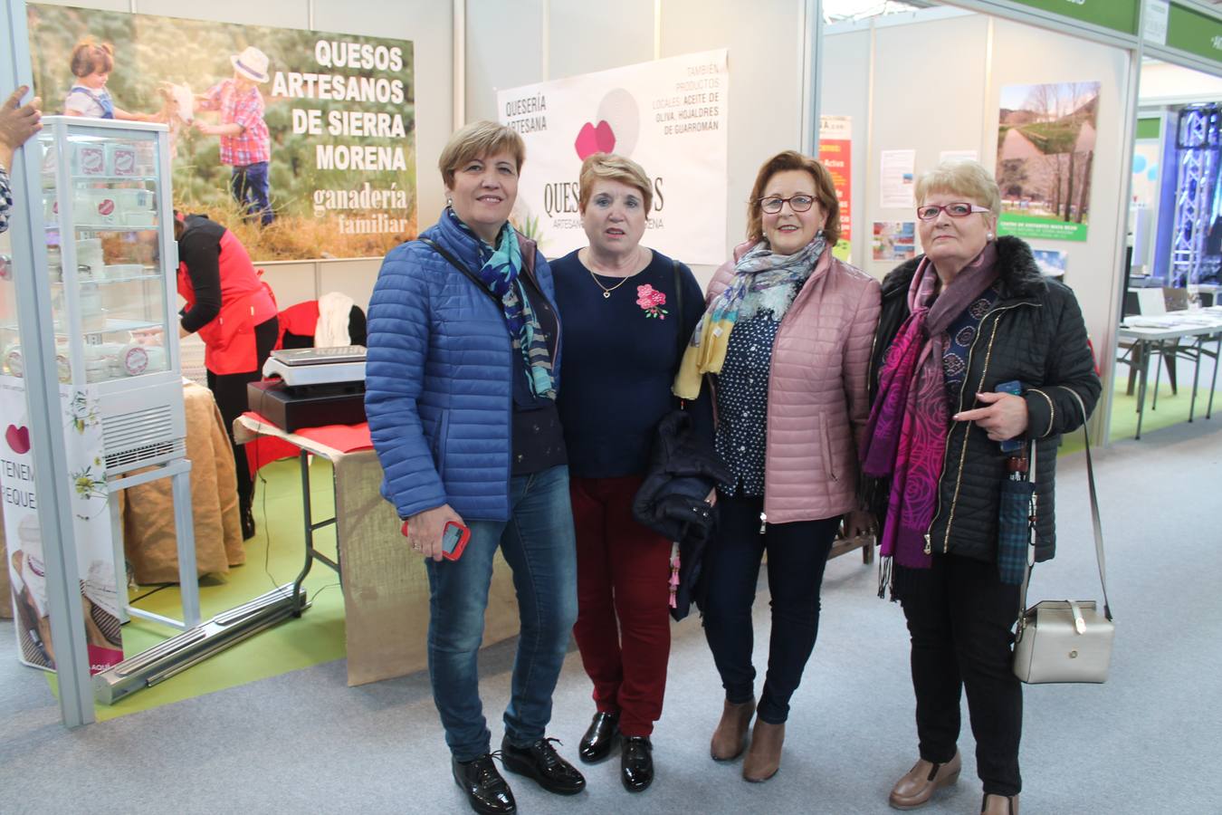 En los stands de la V Feria de los Pueblos convencen al visitante para que se acerque a sus municipio