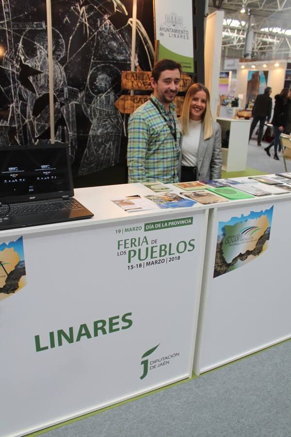 En los stands de la V Feria de los Pueblos convencen al visitante para que se acerque a sus municipio