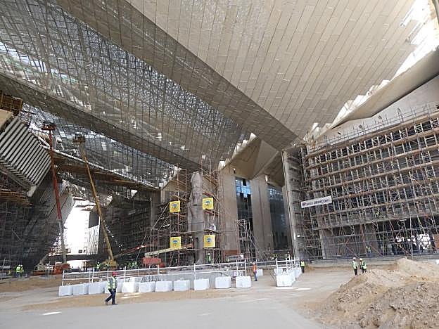 En el gran atrio, la estatua de Ramsés II saluda al visitante. Fue trasladada erecta desde El Cairo en una operación espectacular.