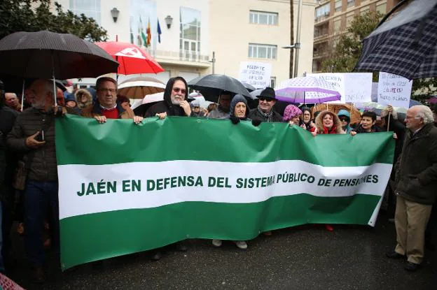 Los organizadores de la protesta portaron una pancarta en la que se leía 'Jaén en defensa del sistema público de pensiones'. 