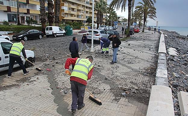 El temporal se ceba con los paseos y las playas en Almuñécar y La Herradura