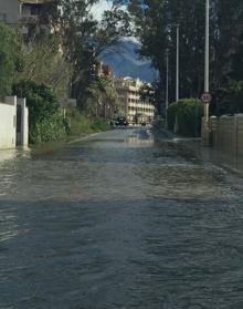 Imagen secundaria 2 - Así está el acceso al mar de la Charca de Suárez y el camino del Pelaíllo 