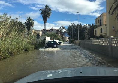 Imagen secundaria 1 - Así está el acceso al mar de la Charca de Suárez y el camino del Pelaíllo 