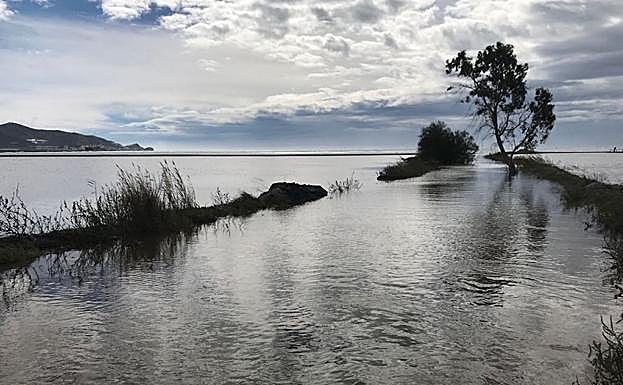 Imagen principal - Así está el acceso al mar de la Charca de Suárez y el camino del Pelaíllo 