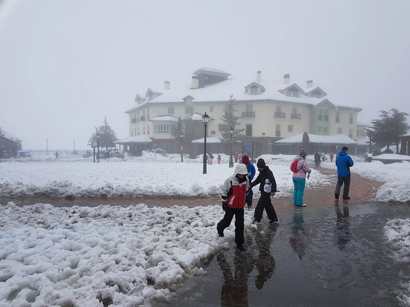 El viento ha cerrado Sierra Nevada, el agua ha inundado las playas de Motril y se han registrado más de 50 incidencias en la provincia 