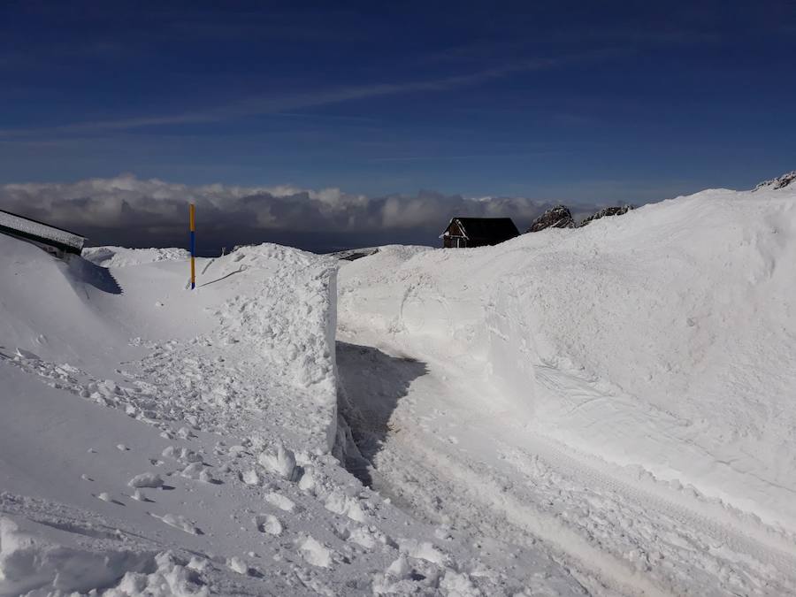 El viento ha cerrado Sierra Nevada, el agua ha inundado las playas de Motril y se han registrado más de 50 incidencias en la provincia 