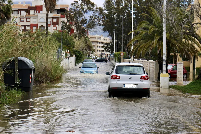 El viento ha cerrado Sierra Nevada, el agua ha inundado las playas de Motril y se han registrado más de 50 incidencias en la provincia 