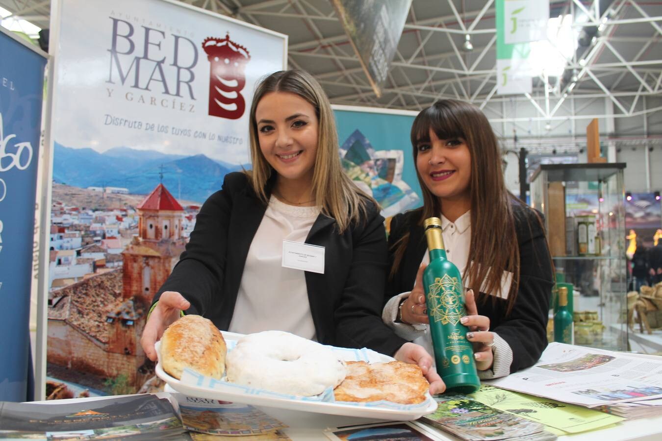 Gran ambiente en la Feria de los Pueblos pese a la lluvia, cargada de actividades y con los municipios sacando la artillería para 'cazar' visitantes y mostrar sus bondades