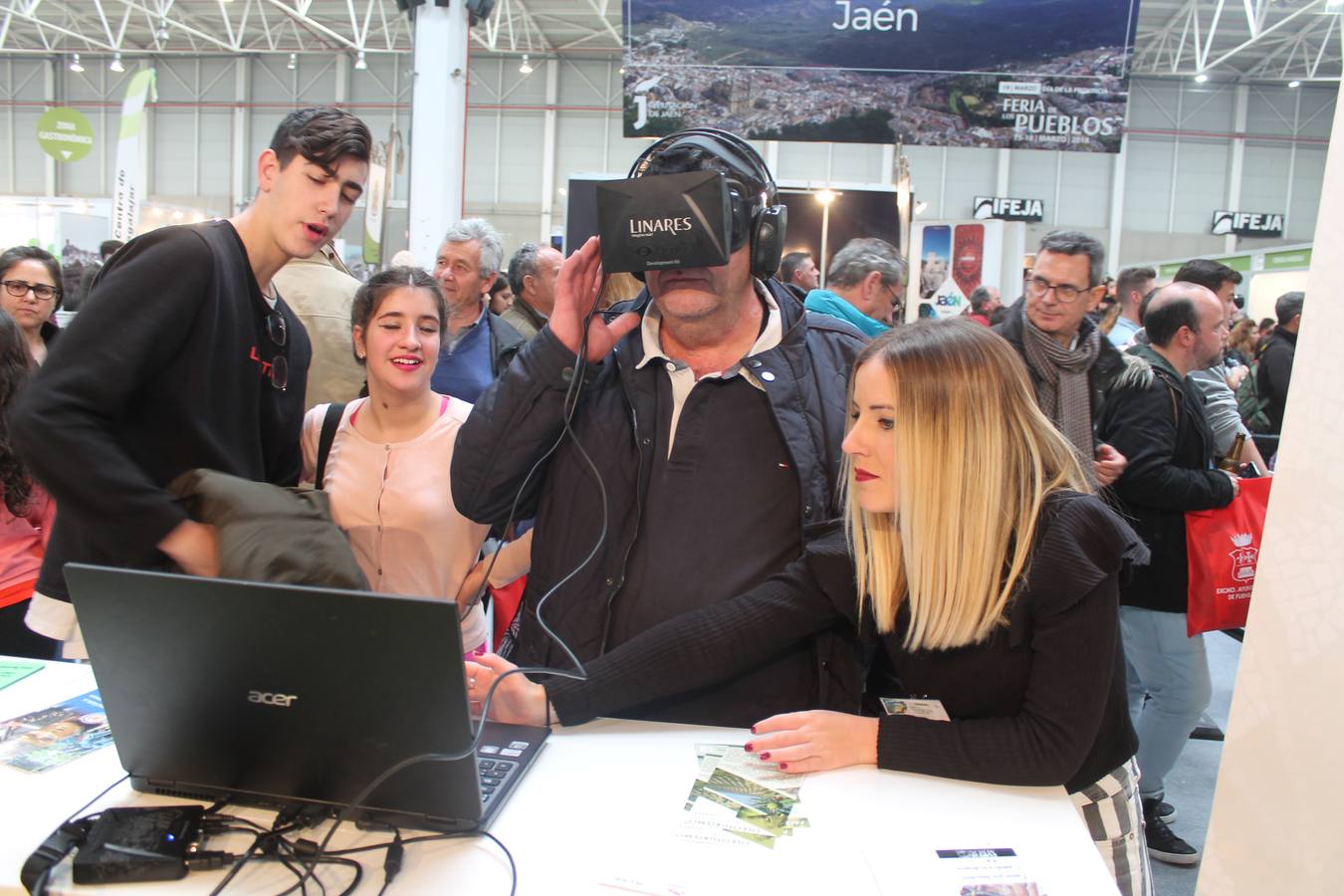 Gran ambiente en la Feria de los Pueblos pese a la lluvia, cargada de actividades y con los municipios sacando la artillería para 'cazar' visitantes y mostrar sus bondades