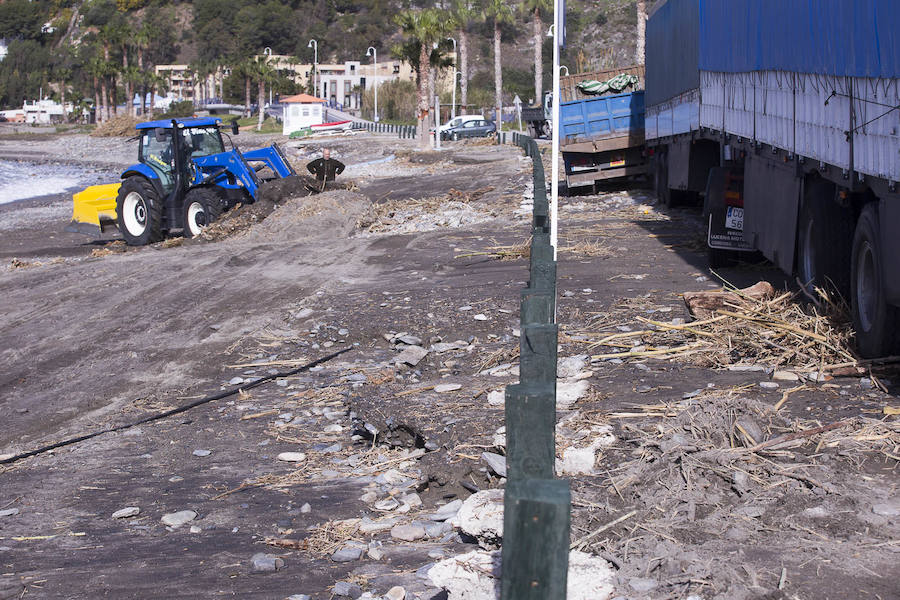 Así han quedado las playas granadinas tras un fin de semana de viento y lluvia