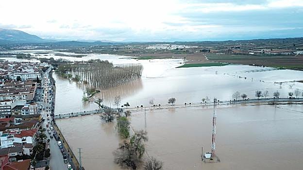 Imagen del río Genil a su paso por Huétor Tájar, donde hubo que cortar el acceso desde el puente.