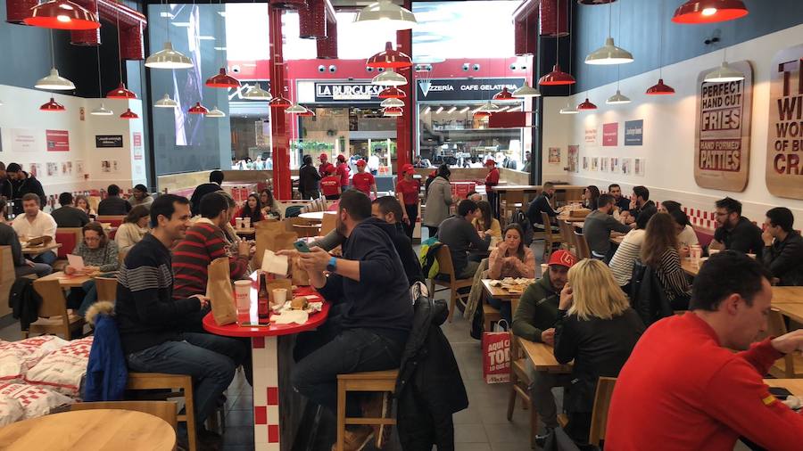 Cientos de granadinos dan la bienvenida a la famos hamburguesería en el Nevada
