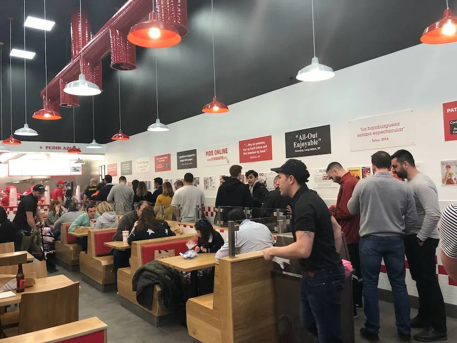 Cientos de granadinos dan la bienvenida a la famos hamburguesería en el Nevada