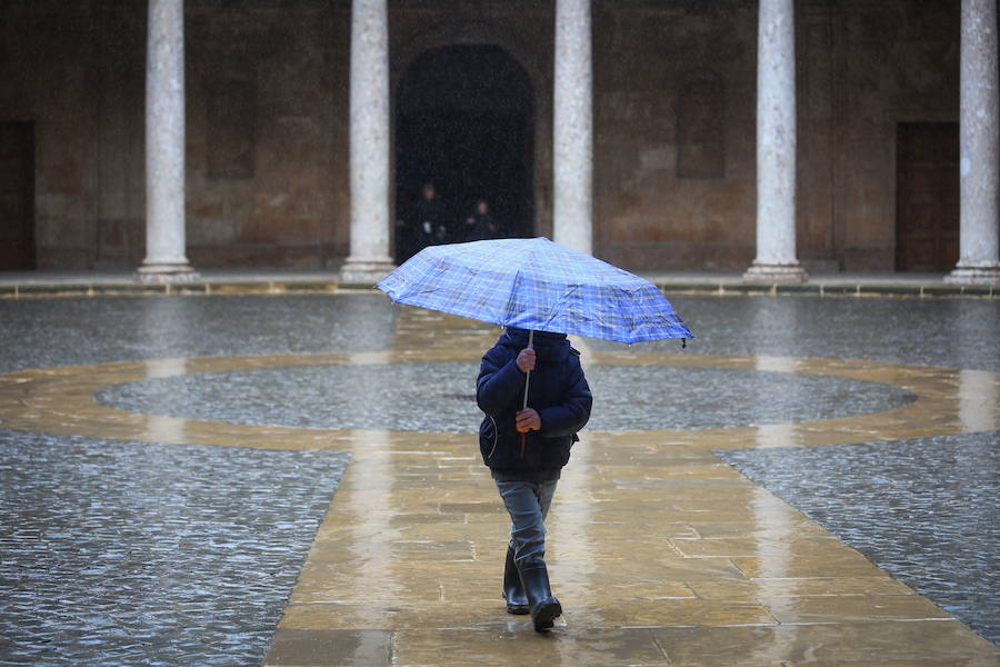 El paraguas ha sido el protagonista de estas imágenes de marzo