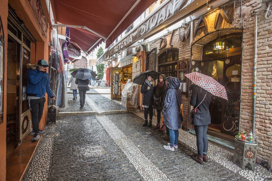 El paraguas ha sido el protagonista de estas imágenes de marzo