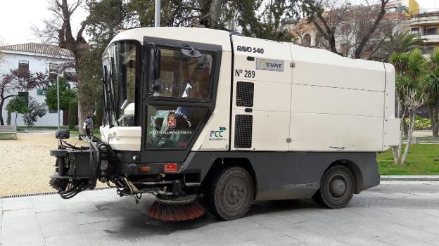 Máquina barredora de FCC en el parque de La Alameda.