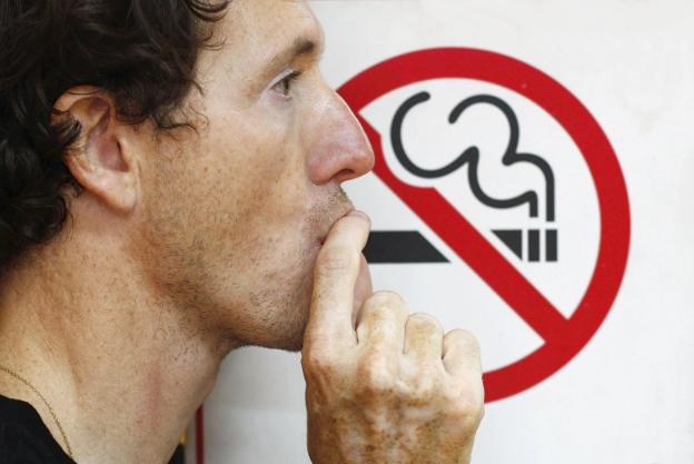 El cenicero de Europa que quiere prohibir el tabaco en todos los lugares públicos