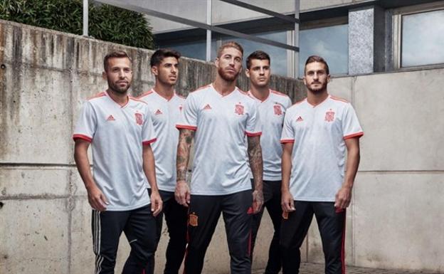 Jordi Alba, Marco Asensio, Sergio Ramos, Álvaro Morata y Koke lucen la nueva equipación. 