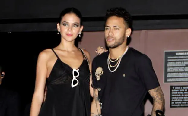 Neymar asiste a la fiesta de cumpleaños de su hermana pese a su lesión