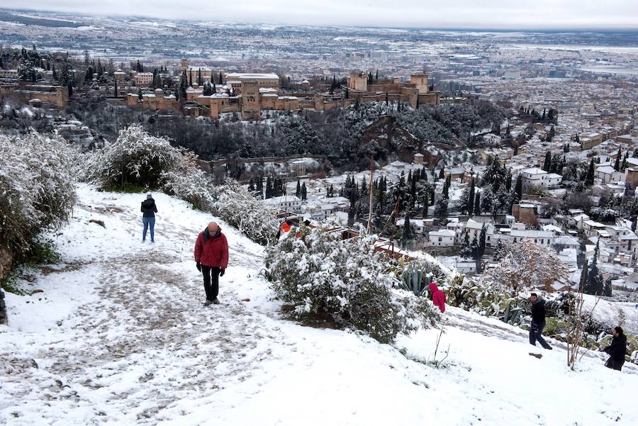 Fotos: Las bellas imágenes de Granada nevada que enamoran al mundo