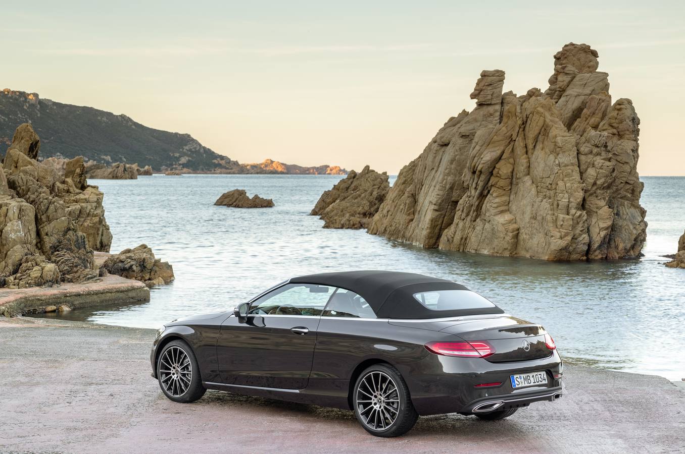 La nueva Clase C crece con los modelos de dos puertas en versiones cupé y cabrio. Además, y como tope de gama, figura el espectacular AMG C 43 con un motor de seis cilindros y tres litros que rinde una potencia de 390 CV. Los nuevos modelos llegarán a los concesionarios en julio.