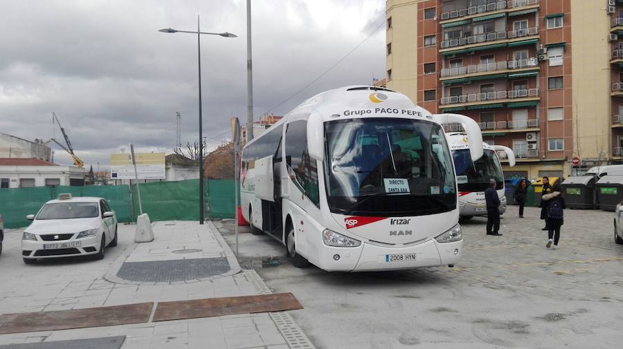 La dirección de la obra contratada por Adif prohíbe el paso de los autocares, que tienen que esperar a los viajeros "sobre el empedrao de toda la vida", denuncian